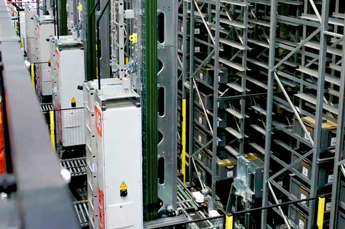 ASRS warehouse system protected by machine guarding
